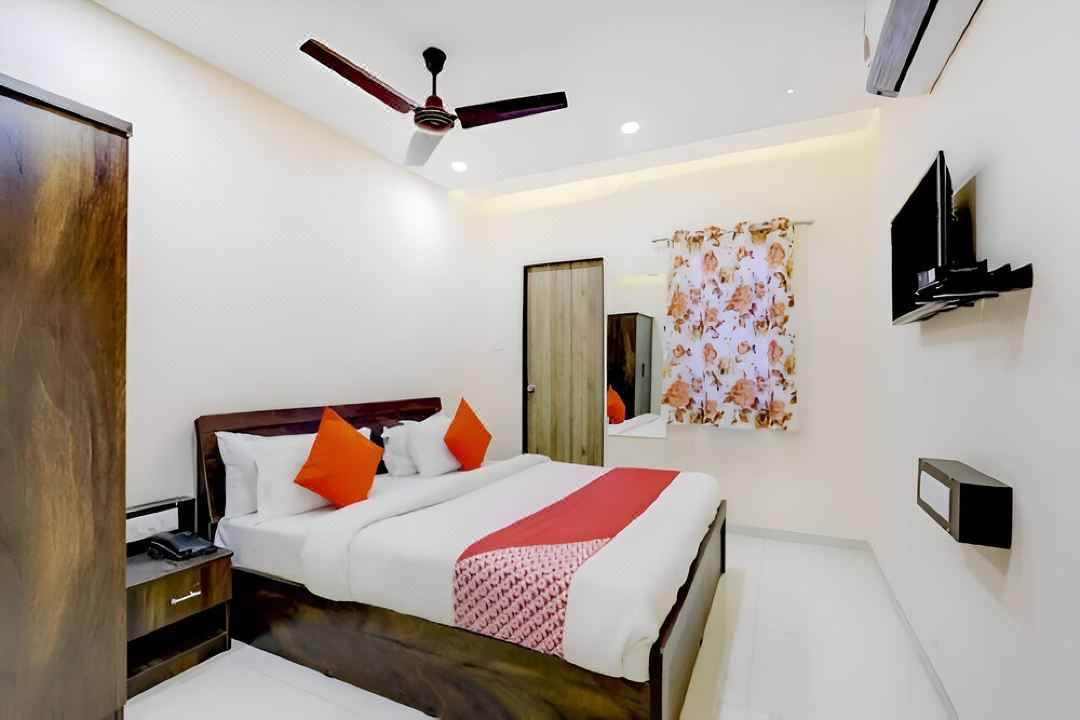 HOTEL BLUE LEAF