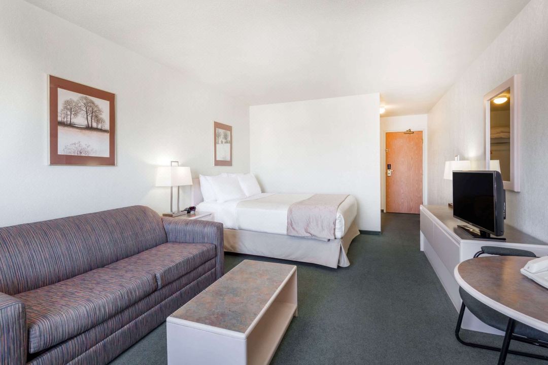 Super 8 by Wyndham Dauphin