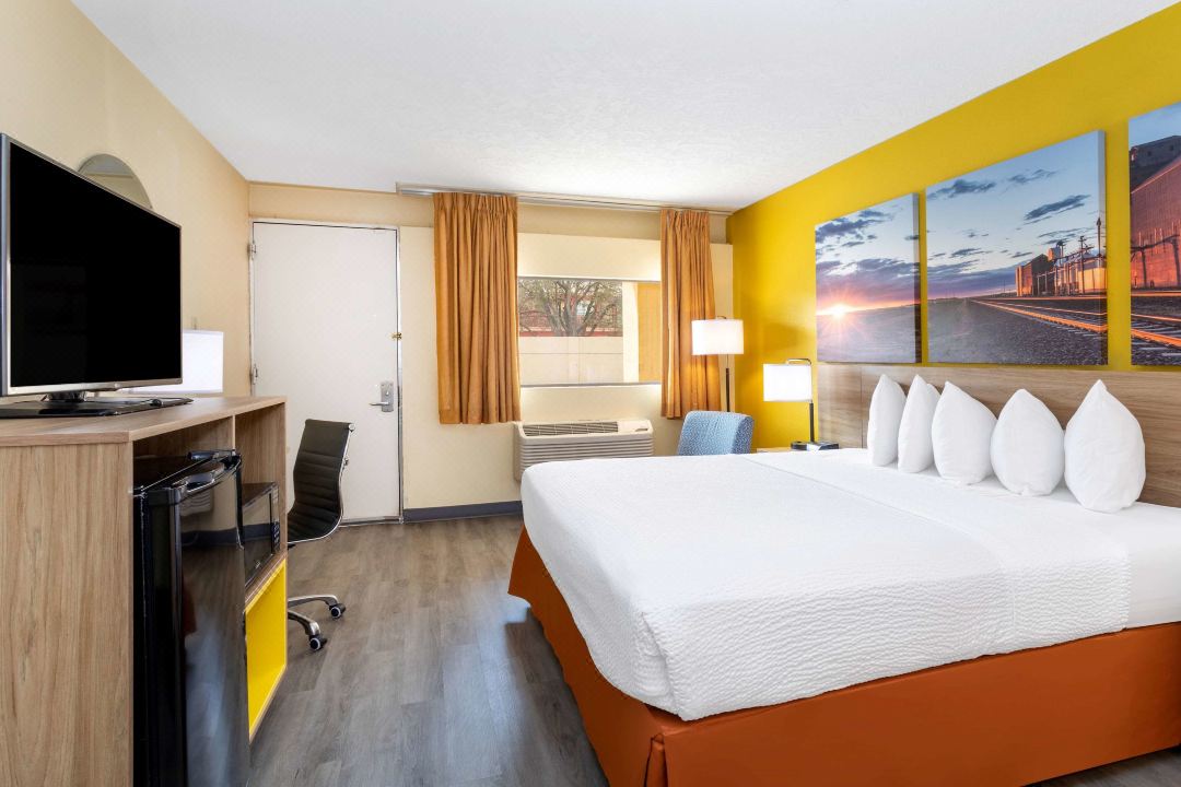Days Inn & Suites by Wyndham Clovis
