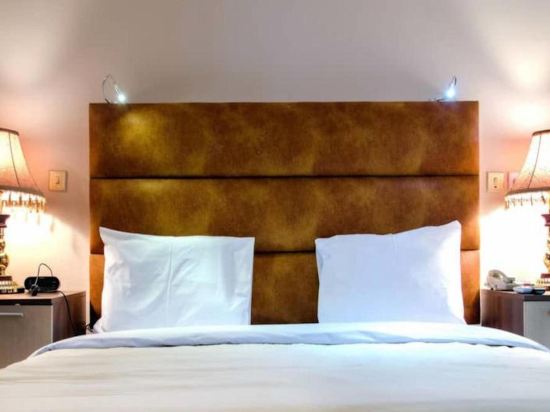 Chesterfield Hotel & Suites - Tap to explore photos