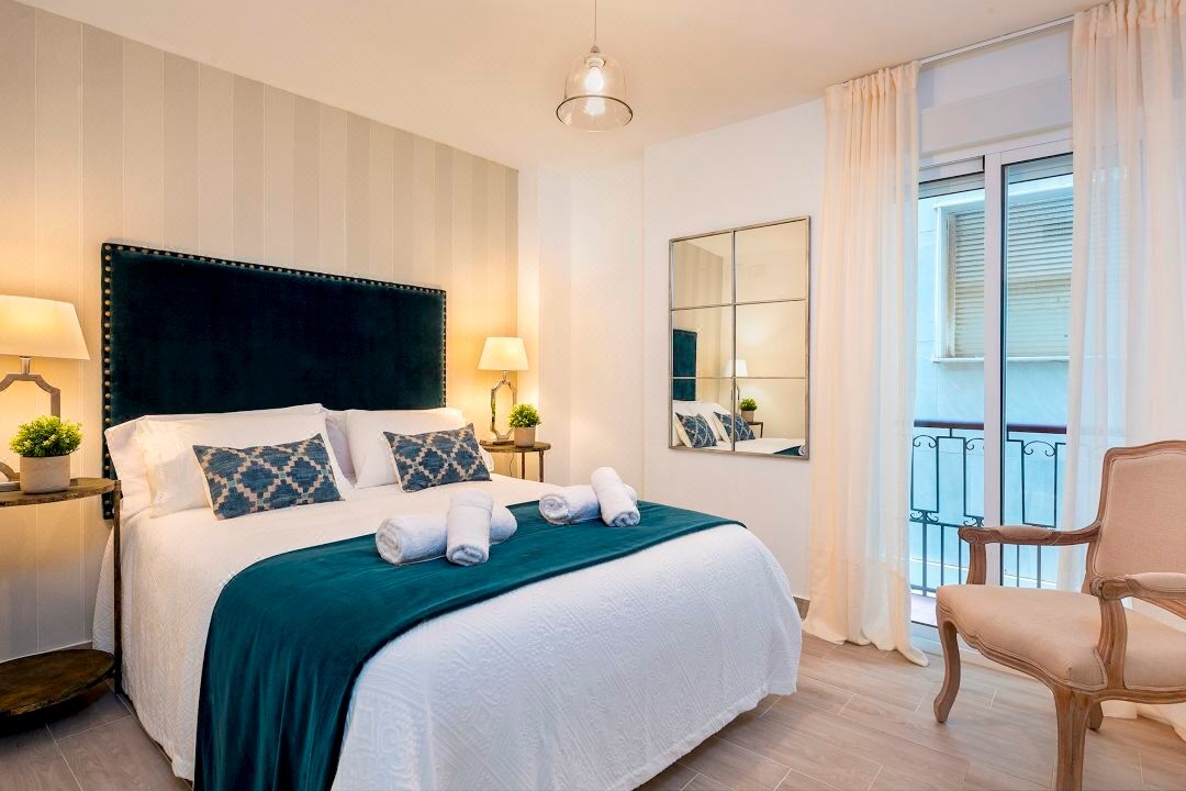 Spacious Apartment in the City Center. Plaza de las Flores