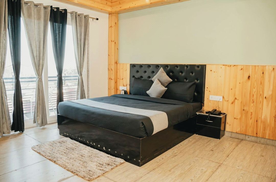 PREMIUM HOTEL BLUE P-I-N-E PALACE