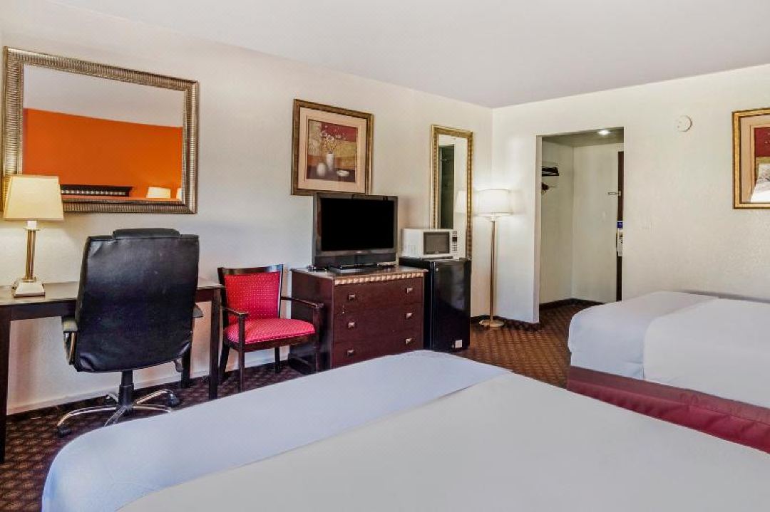 Travelodge by Wyndham Dodge City KS