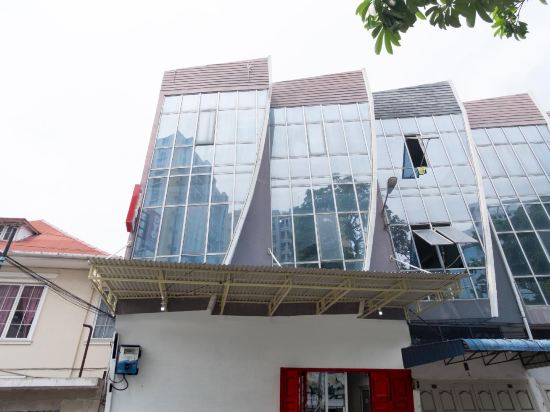 Super OYO 839 Royal Guest House - Tap to explore photos