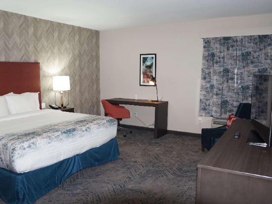 La Quinta Inn & Suites by Wyndham DFW West-Glade Parks - Tap to explore photos