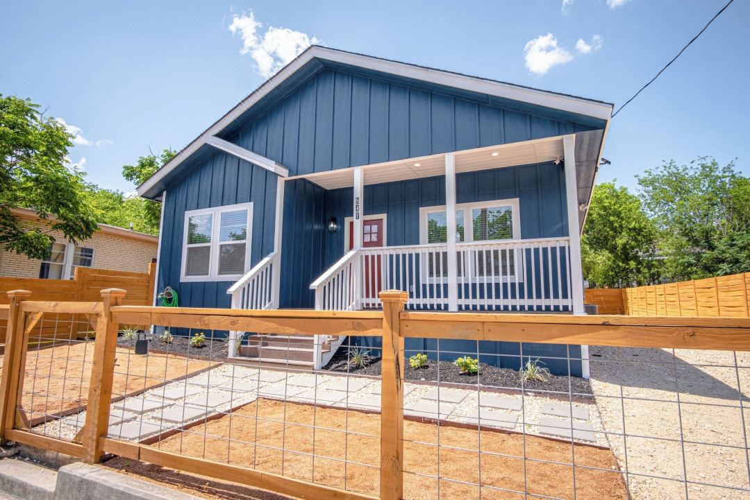 Beautiful Fenced 3Br 2BA Near Exciting Downtown
