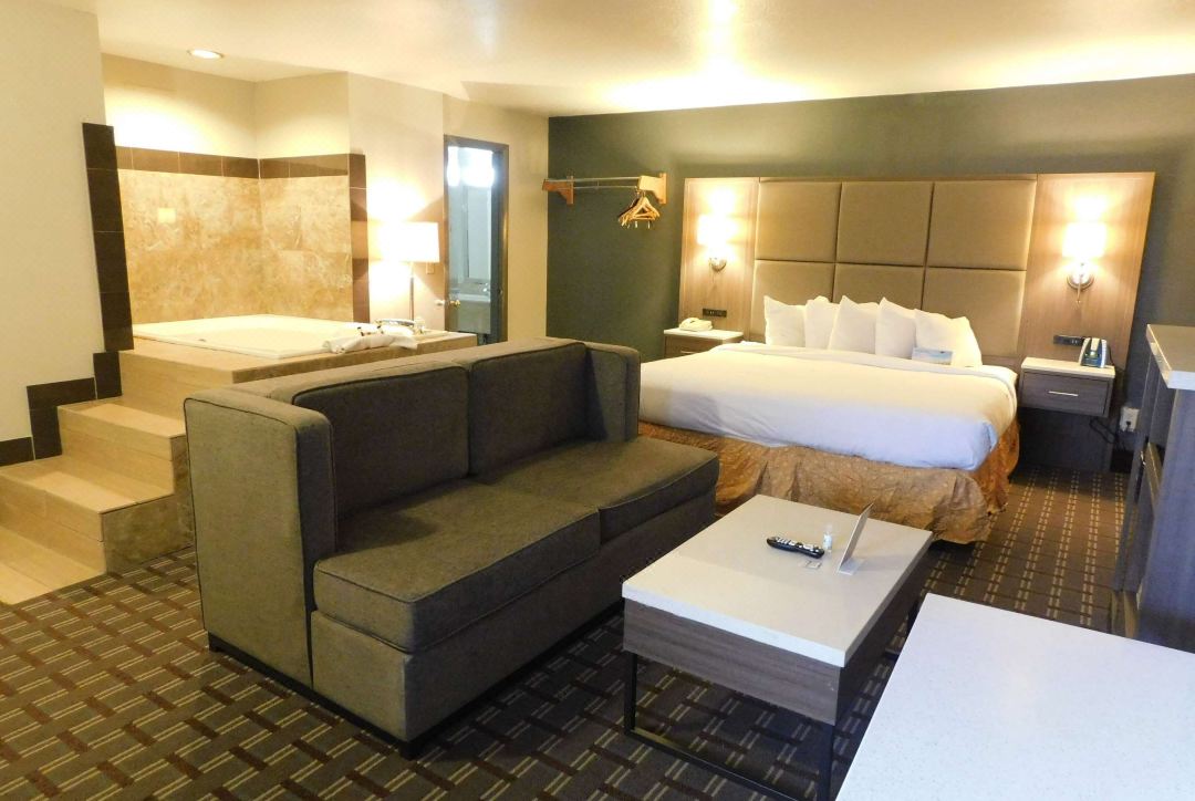 Days Inn & Suites by Wyndham Downtown Gatlinburg Parkway