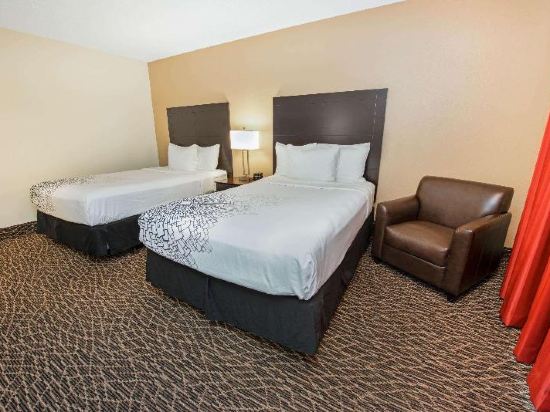 La Quinta Inn by Wyndham Clearwater Central - Tap to explore photos