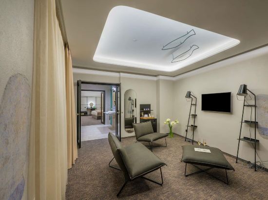 Artagonist Art Hotel - Tap to explore photos