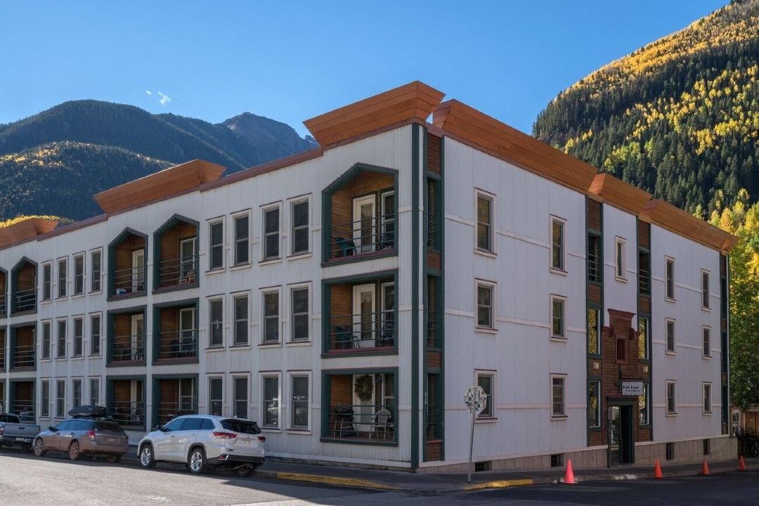 Perfect Location! King Bed, Full Kitchen, Walk to Gondola 2 Bedroom Condo by RedAwning