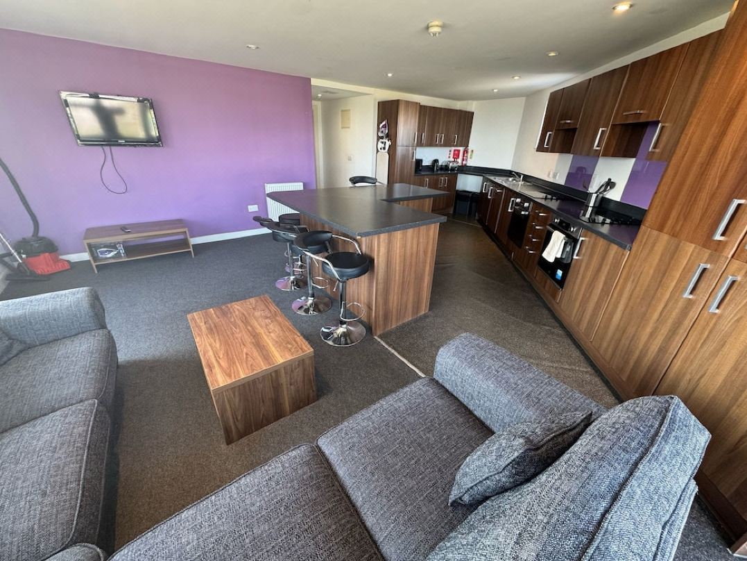 5 Bed Apartment @ Derriford Stays by Pureserviced