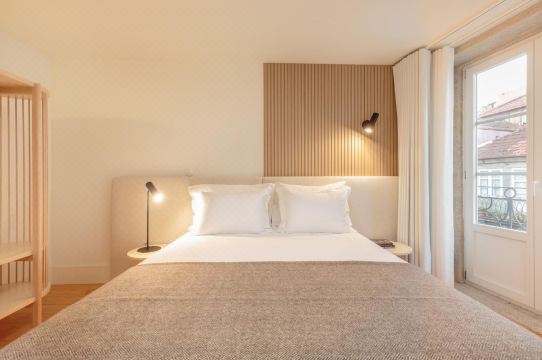 Flores S in Porto with 1 Bedrooms and 1 Bathrooms