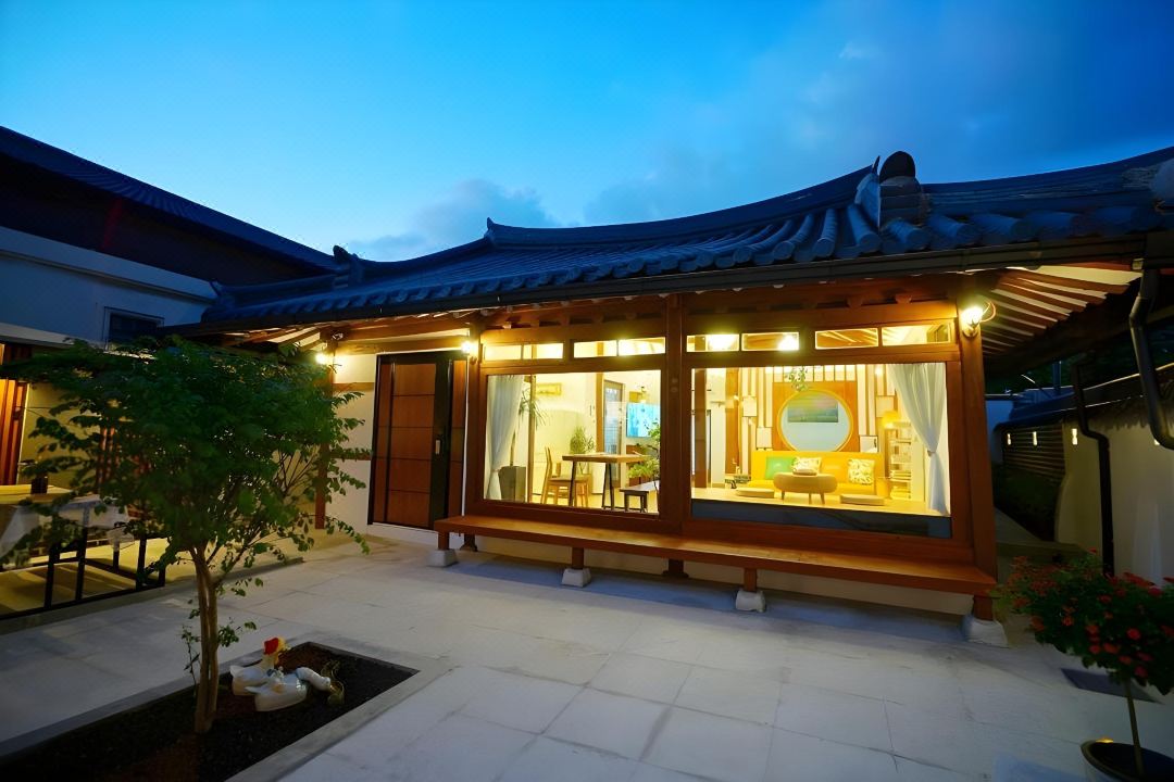 Geuligobom Dokchae Pension