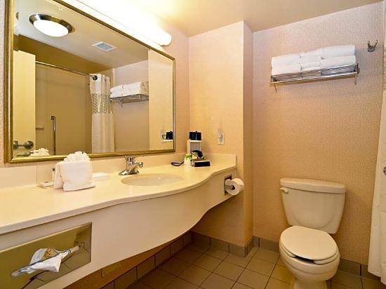 Hampton Inn & Suites by Hilton Langley-Surrey - Tap to explore photos