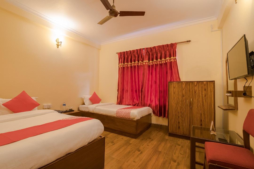 OYO 762 Hotel Middle Lake Pokhara