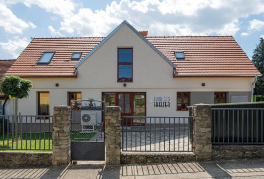 4 Cats Shelter Apartments