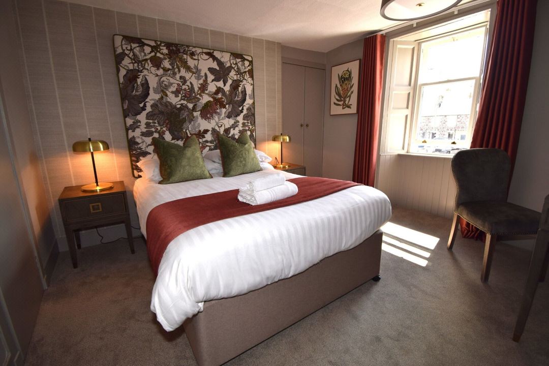 Elphinstone Hotel