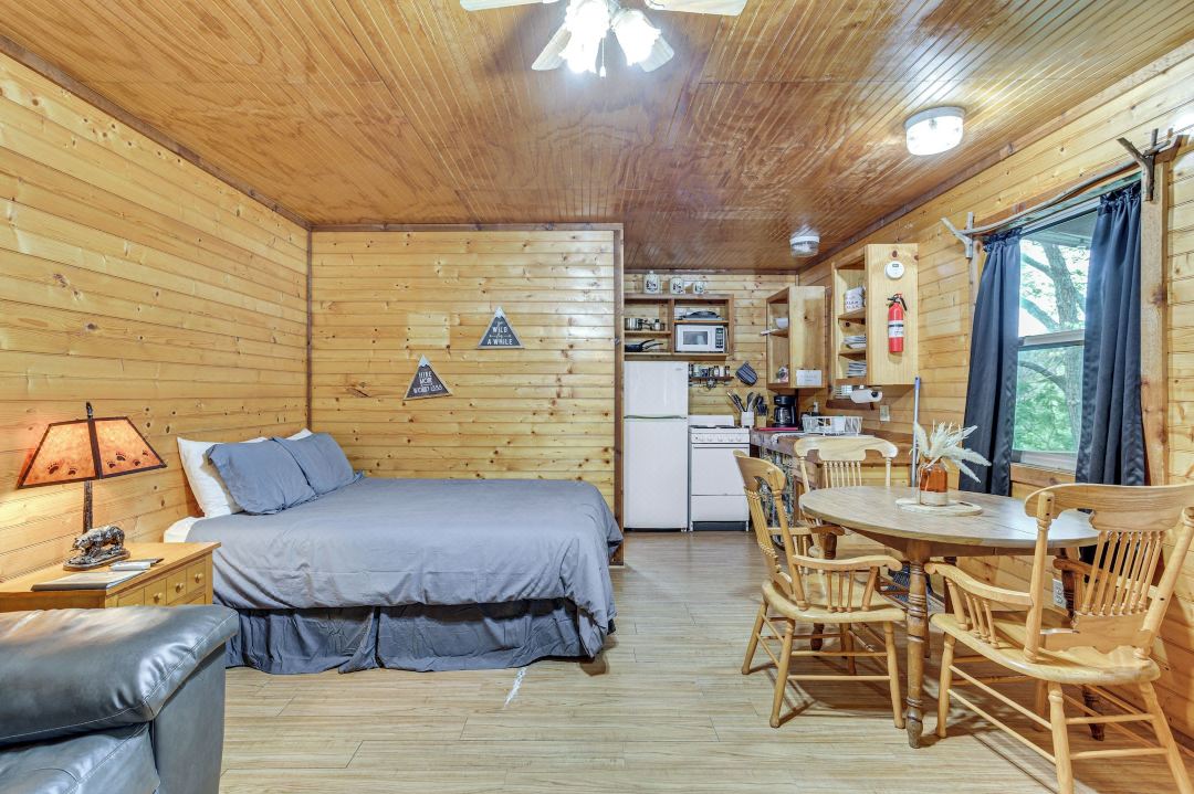 1/2 Mile to Turner Falls: 'Cedar Falls Cabin 5'