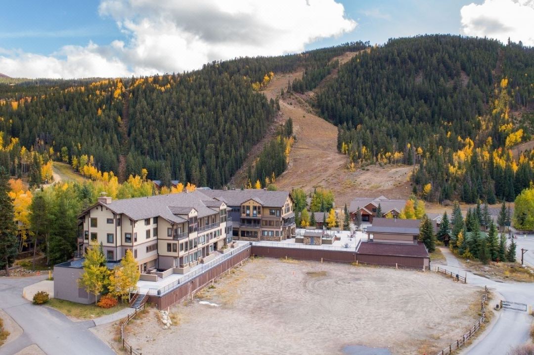 2767 Slopeside Condo