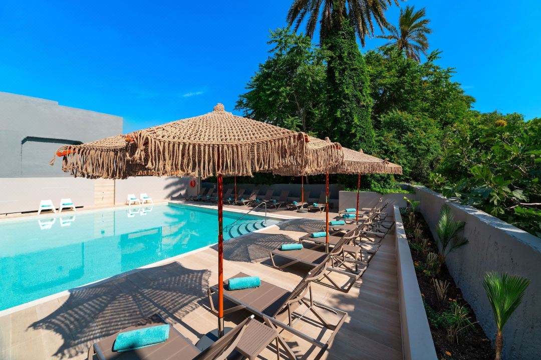 Amphitryon City Hotel