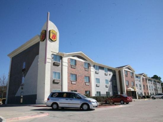 Super 8 by Wyndham Bedford DFW Airport West - Tap to explore photos