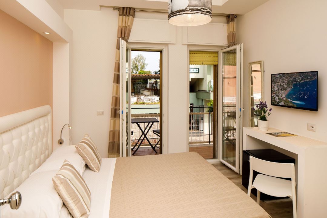 Sorrento Comfort Rooms Con Piscina