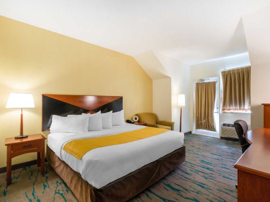 Gateway Hotel & Suites, Ascend Hotel Collection - Tap to explore photos