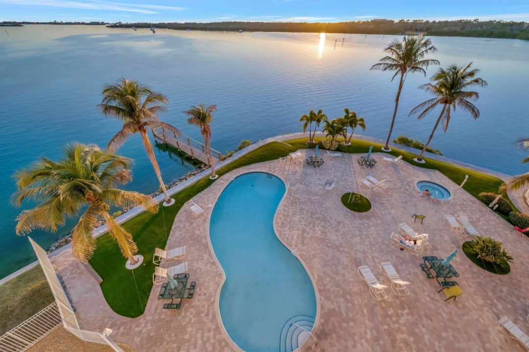 Bayview Balcony Condo, Hot tub & pool & Rum Bar!