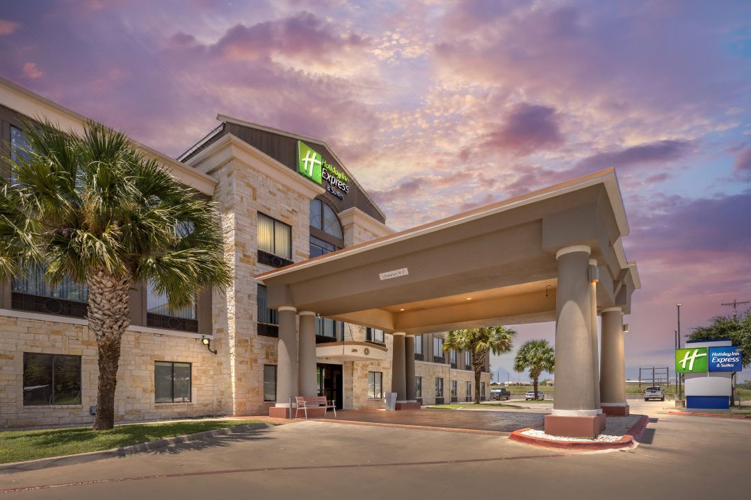 Holiday Inn Express & Suites Beeville by IHG