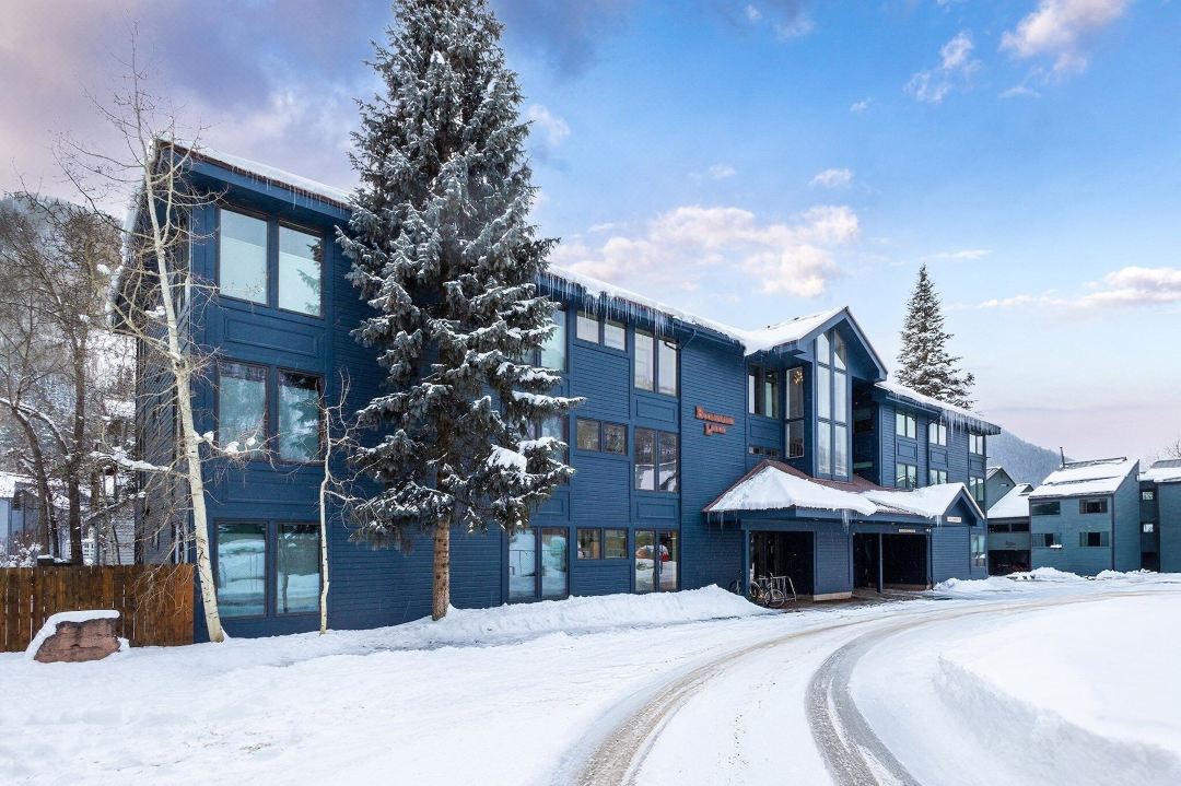 Hidden Gem, 4 Min to Lift 7 Garage, Hot Tub, Lux Kitchen, Big + Bright 4 Bedroom Condo by RedAwning
