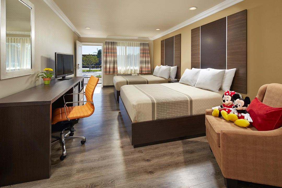 Eden Roc Inn & Suites Near the Maingate