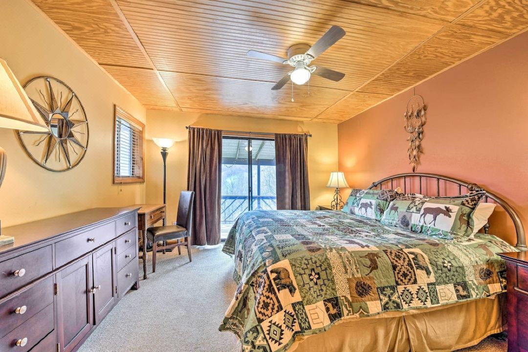 Best Location - Maggie Valley Cabin w/ Hot Tub!