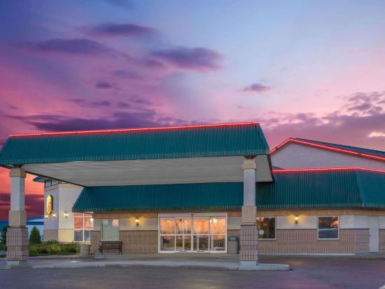 Super 8 by Wyndham Portage La Prairie MB - Tap to explore photos