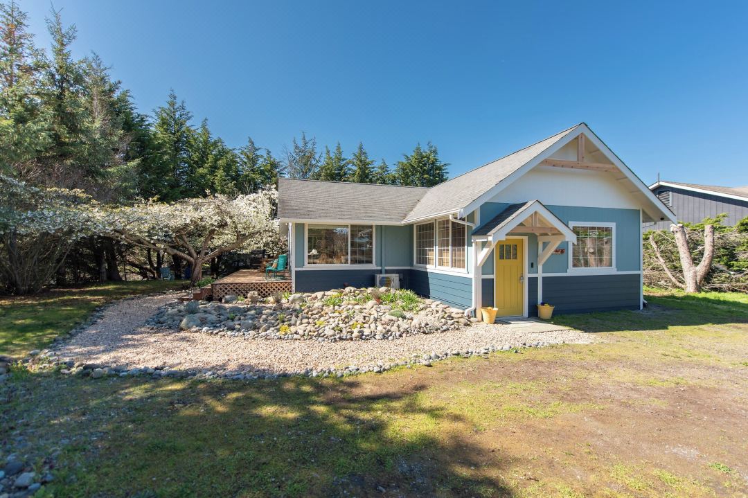 Sequim Escape w/ Gas Grill & Deck, Walk to Beach!
