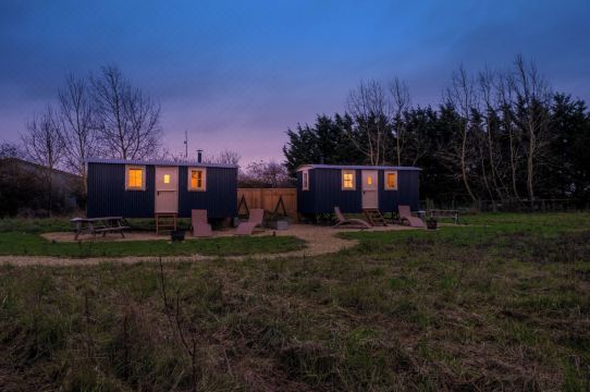 ShepherdsHut-Cotswolds-PetFriendly-WoodBurner