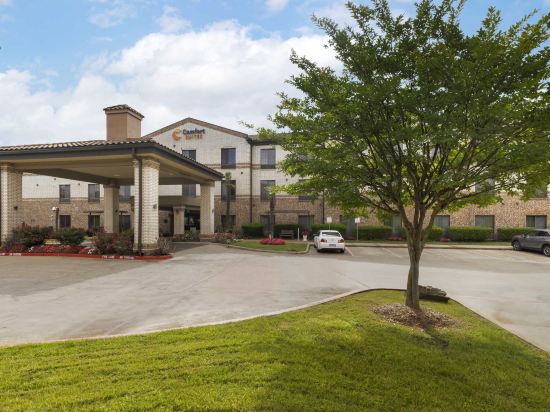 Comfort Suites Marshall - Tap to explore photos