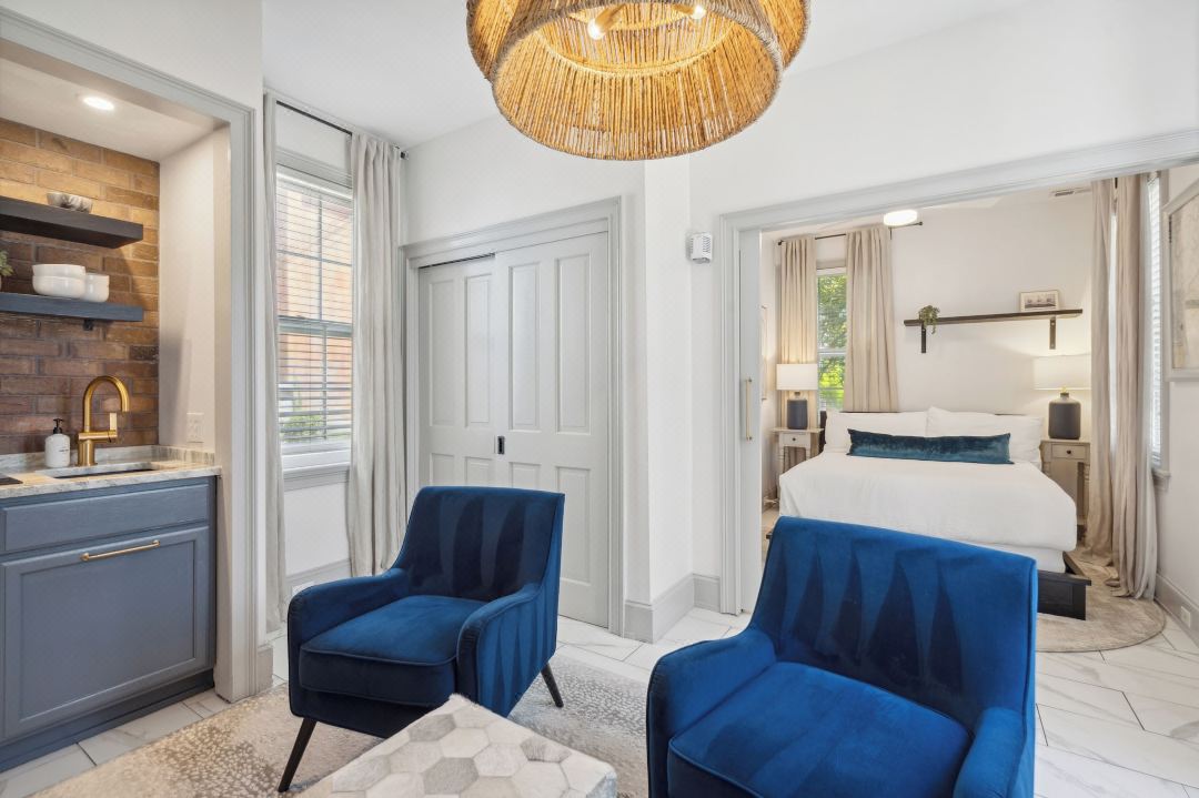 Tranquility with Garden & Heated Pool Near King Street