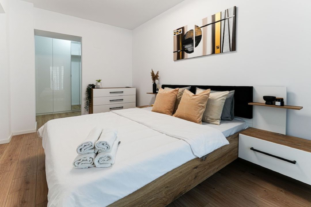 Sandra - Park-View Apt with Balcony & Parking