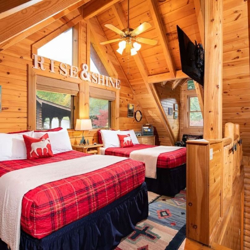 Cozy Upscale Cabin w Fireplace Hot Tub