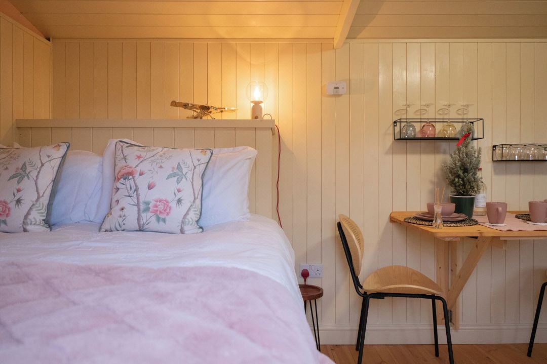 ShepherdsHut-Cotswolds-PetFriendly-WoodBurner
