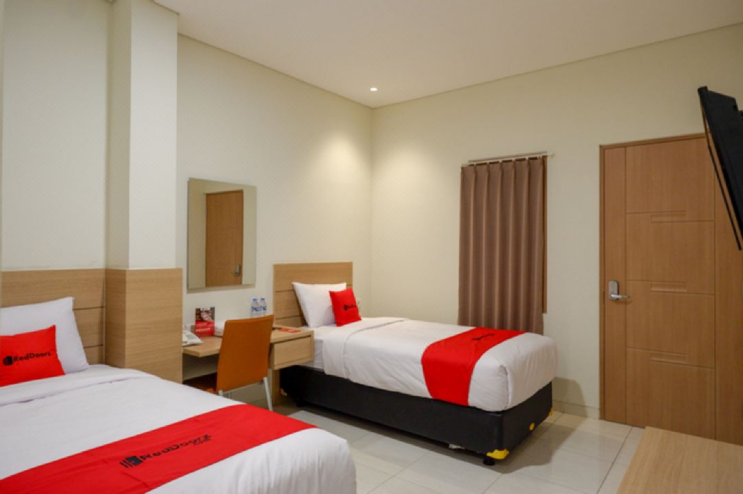 RedDoorz Near Exit Tol Banyumanik 2