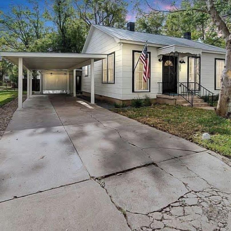 Southern Charm - Near Main with Hot Tub