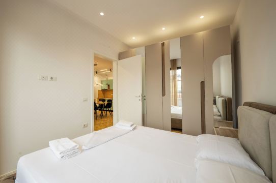 Tirent Apartment-Modern Bedrooms Stay Near Liqeni I Thatë