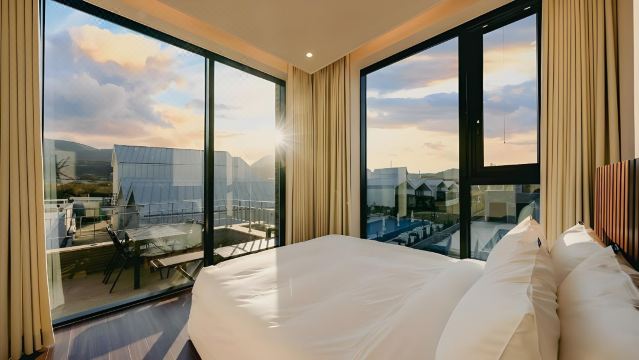 Grey Sunset Poolviila