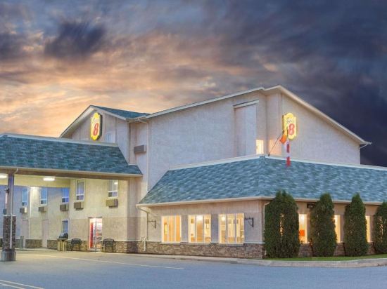 Super 8 by Wyndham Fort Frances - Tap to explore photos