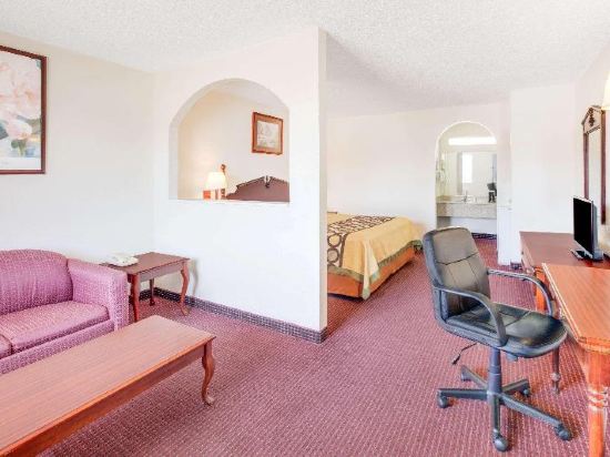 Super 8 by Wyndham Arkadelphia Caddo Valley Area - Tap to explore photos