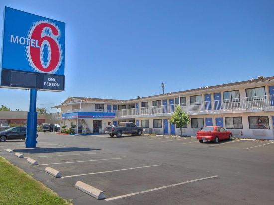Motel 6 Fresno, CA - Blackstone North - Tap to explore photos