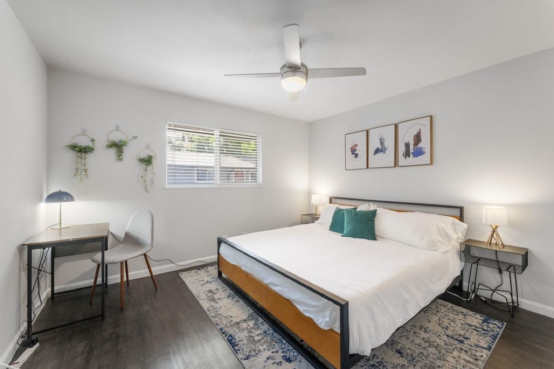 Prime Soco Chic 2BR King Suite w Pool Parking