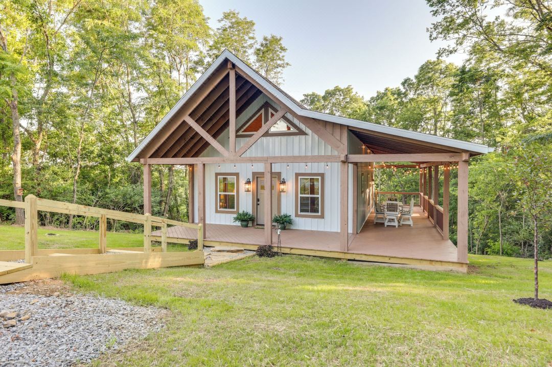 Serene Kentucky Cabin w/ Fireplace + Fire Pit!