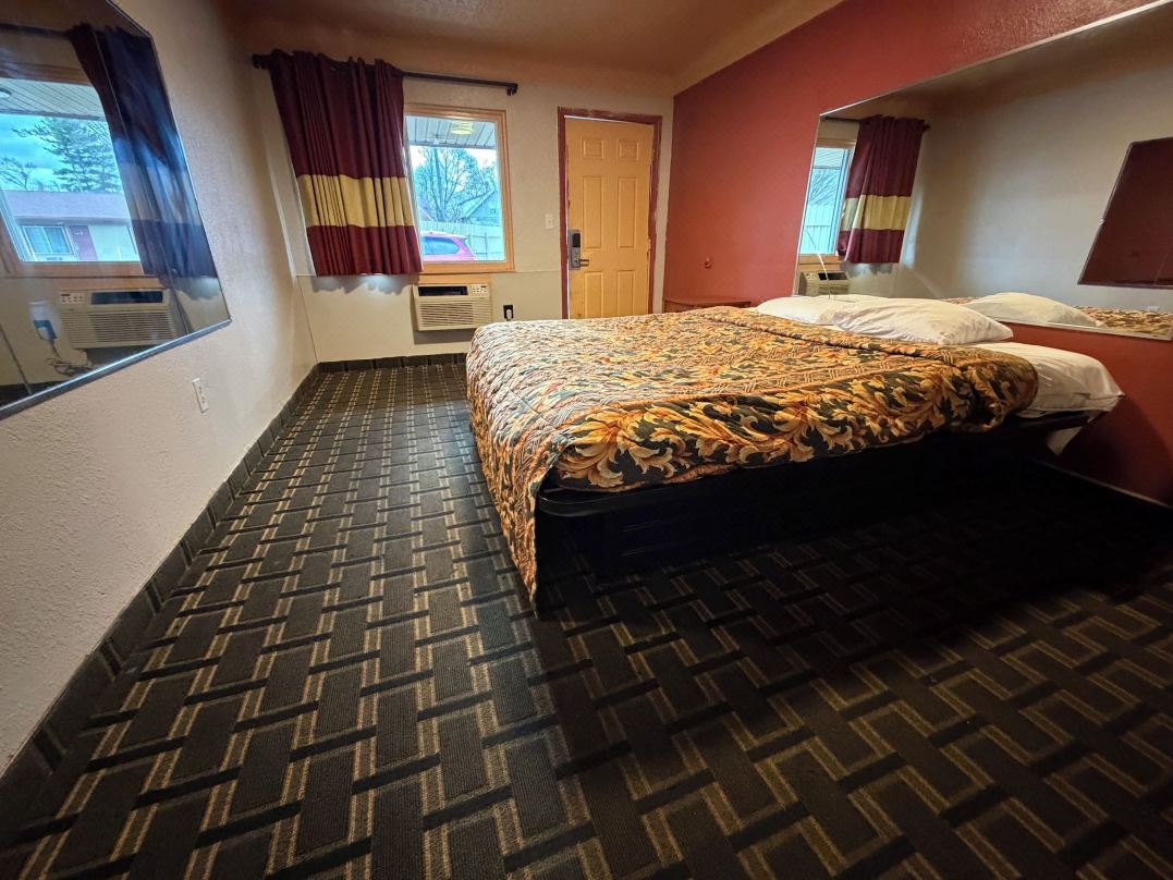 Deluxe Inn Motel